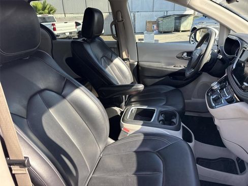 Used 2023 Chrysler Pacifica Touring-L FWD image 25