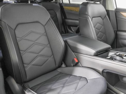 Used 2024 Volkswagen Atlas SE w/ Black Wheel Package image 47