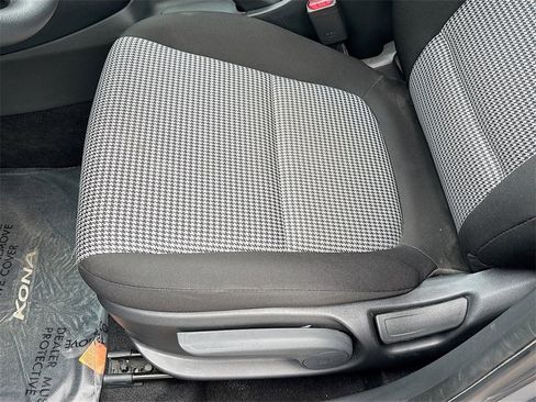 Used 2023 Hyundai Kona SE image 18