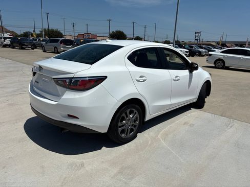 Used 2019 Toyota Yaris LE FWD image 3