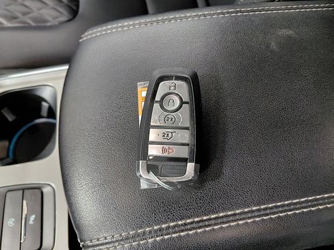 Used 2024 Ford Edge Titanium image 5