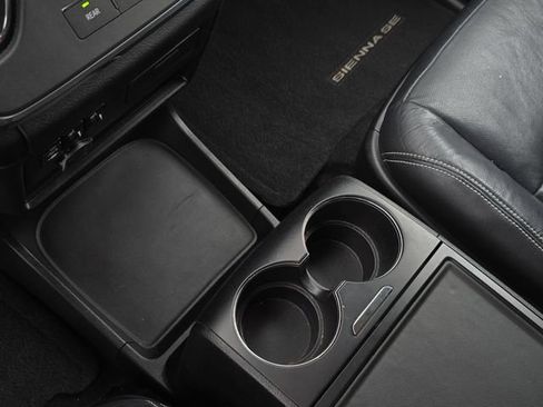 Used 2017 Toyota Sienna SE w/ SE Preferred Package image 26