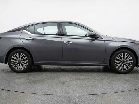 Used 2025 Nissan Altima 2.5 SV image 11