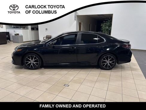 Used 2022 Toyota Camry SE image 2