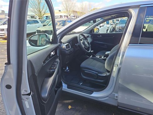 Used 2019 Kia Sorento LX image 12
