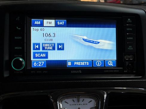 Used 2011 Chrysler Town & Country Touring-L image 39