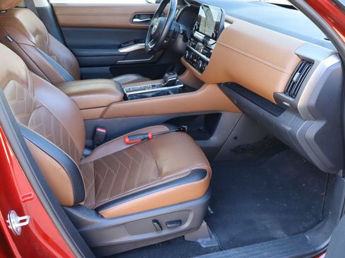Used 2022 Nissan Pathfinder Platinum w/ Cargo Package FWD image 18