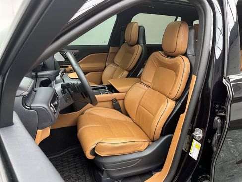 Used 2025 Lincoln Aviator Black Label w/ Jet Appearance Package AWD/4WD image 11