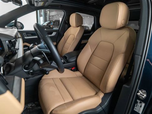 Certified 2025 Porsche Cayenne AWD/4WD image 5