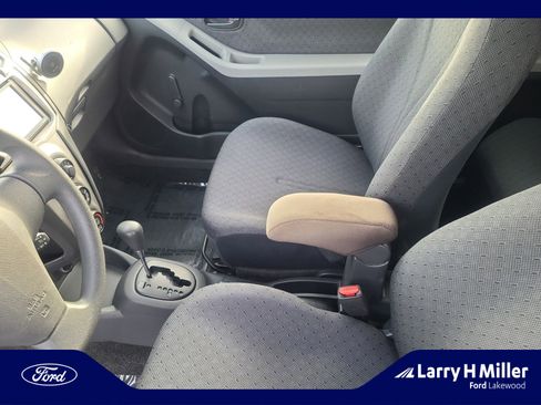 Used 2009 Toyota Yaris 2-Door Hatchback image 15