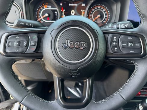 Used 2025 Jeep Wrangler Unlimited Rubicon AWD/4WD image 14