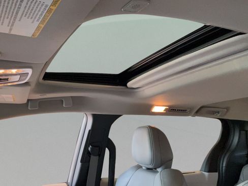 Certified 2025 Toyota Sienna XLE FWD image 25