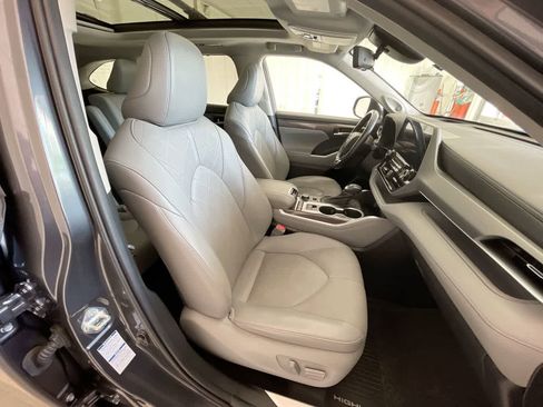 Used 2021 Toyota Highlander Platinum AWD/4WD image 26