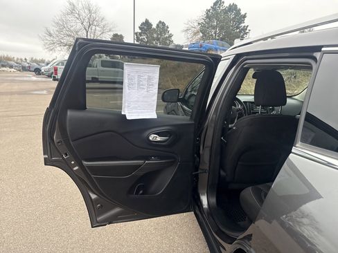 Used 2016 Jeep Cherokee Latitude w/ Cold Weather Group image 15