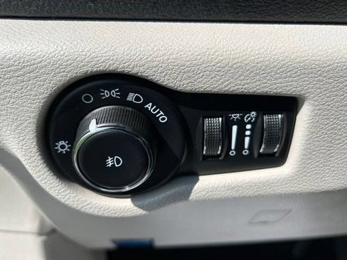 Used 2023 Chrysler Pacifica Touring-L FWD image 17