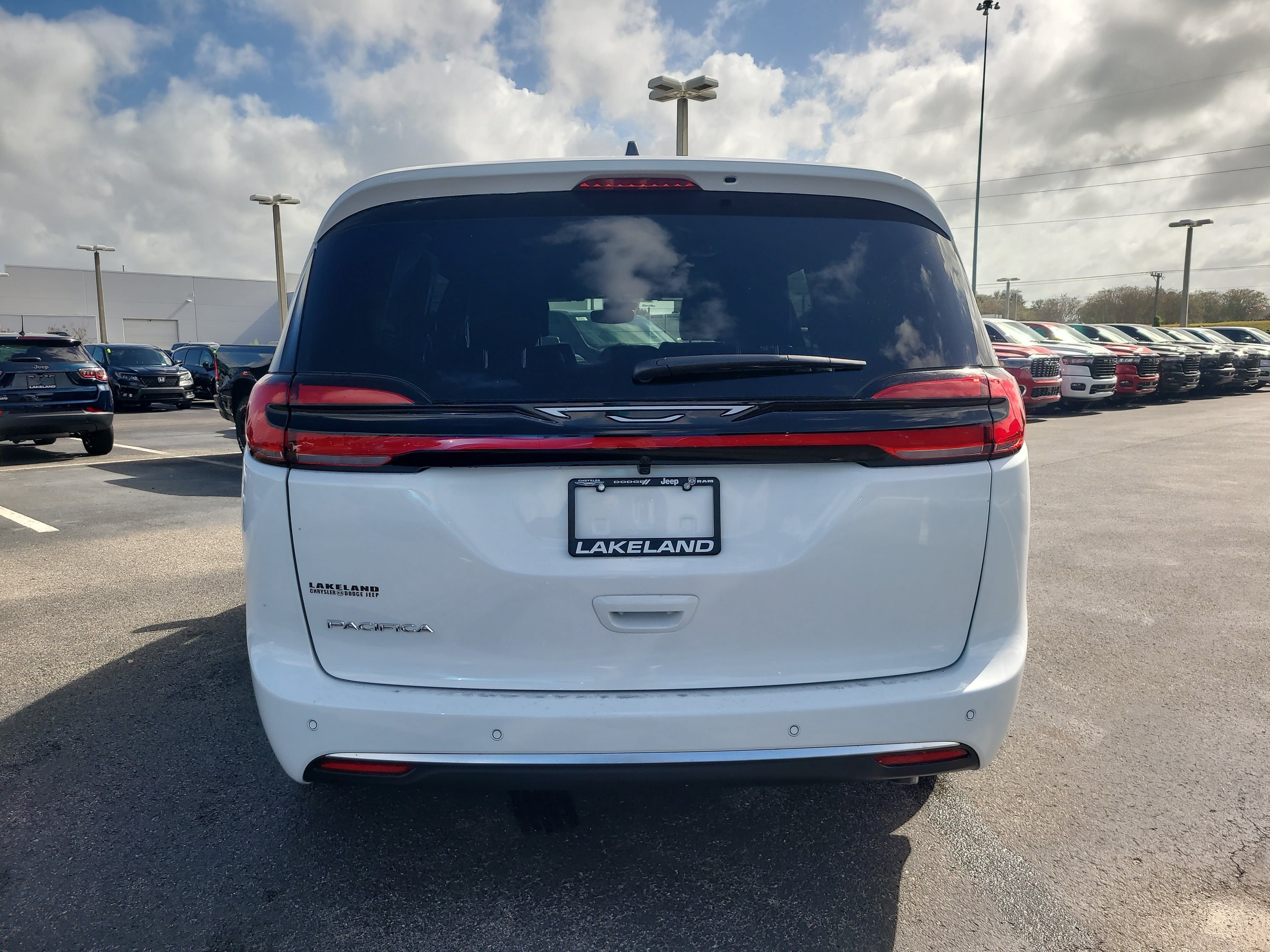 New 2027 Chrysler Pacifica Select FWD image 7