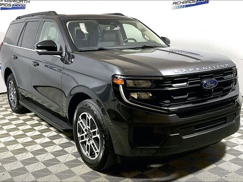 Used 2025 Ford Expedition Active AWD/4WD image 3