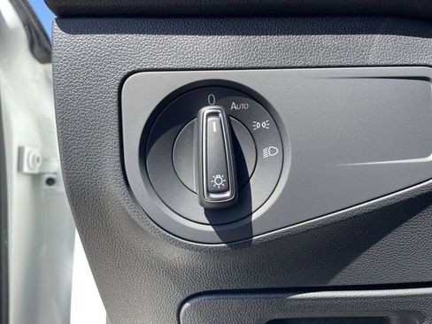 Used 2023 Volkswagen Tiguan SE w/ Panoramic Sunroof Package FWD image 17