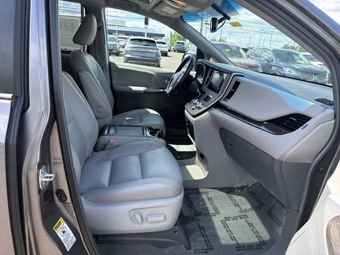 Used 2015 Toyota Sienna XLE Premium FWD image 14