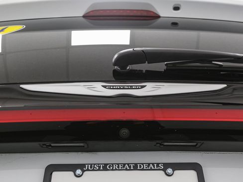 Used 2024 Chrysler Pacifica Touring-L image 11