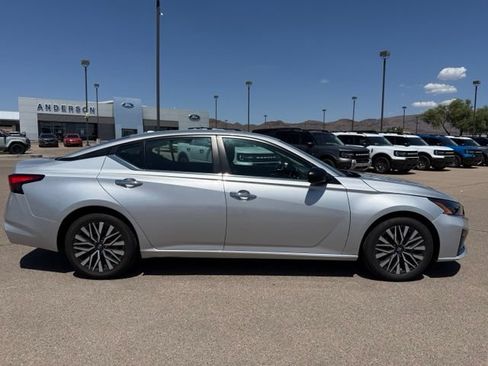 Used 2024 Nissan Altima 2.5 SV FWD image 4