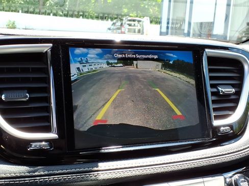 Used 2022 Chrysler Pacifica Touring-L w/ S Appearance Package FWD image 18