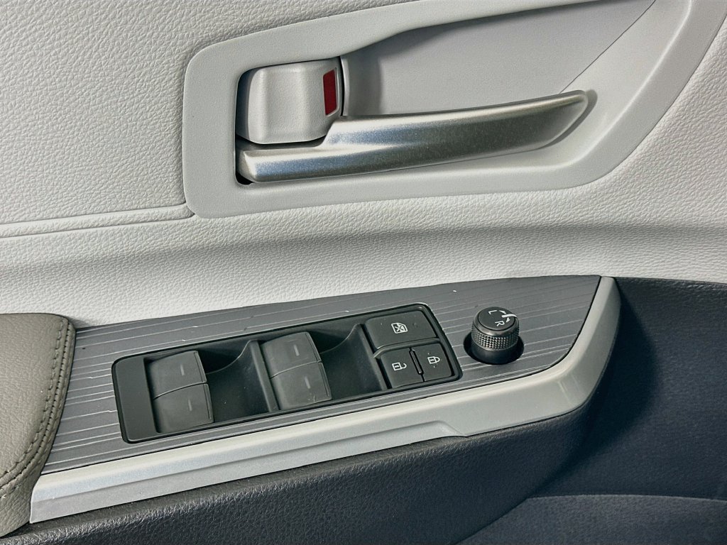 Certified 2026 Toyota Sienna XLE FWD image 18