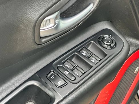 Used 2017 Jeep Renegade Trailhawk w/ Premium Trailhawk Package AWD/4WD image 15