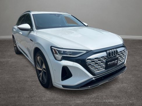 Used 2024 Audi Q8 e-tron Premium Plus w/ Premium Plus Package image 40