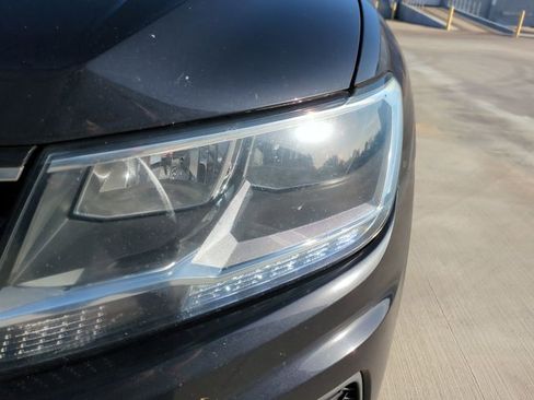 Used 2018 Volkswagen Tiguan SE w/ Front Fog Lights Package image 9