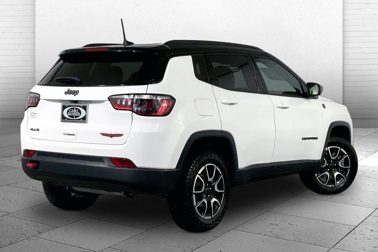 Used 2025 Jeep Compass Trailhawk AWD/4WD image 13