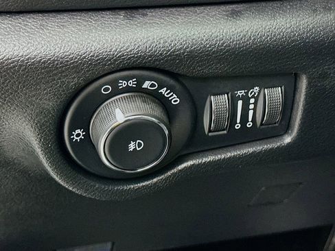 Used 2025 Chrysler Pacifica Select image 15