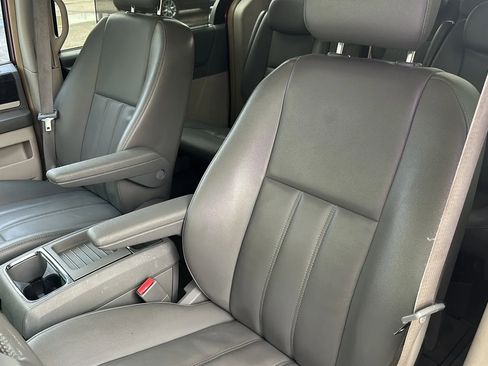 Used 2010 Dodge Grand Caravan SXT image 3