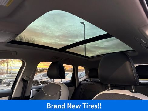 Certified 2025 Volkswagen Taos SE w/ Panoramic Sunroof Package image 12