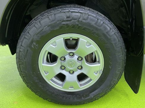 Used 2015 Toyota Tacoma V6 w/ SR5 Package image 13