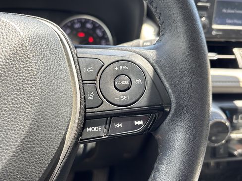 Used 2022 Toyota RAV4 XLE Premium AWD/4WD image 18
