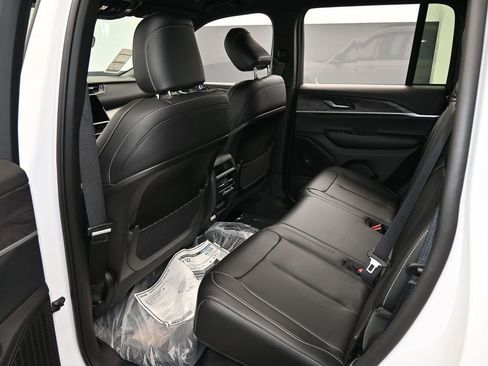 Used 2025 Jeep Grand Cherokee Limited image 31