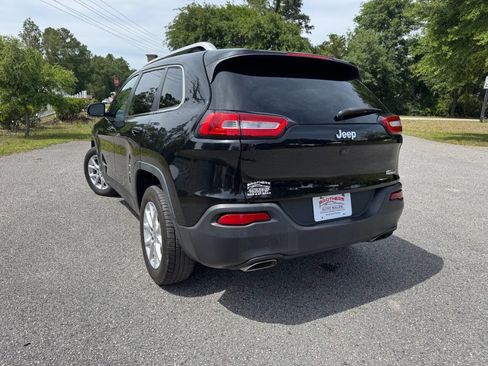 Used 2017 Jeep Cherokee Latitude w/ Comfort/Convenience Group FWD image 32