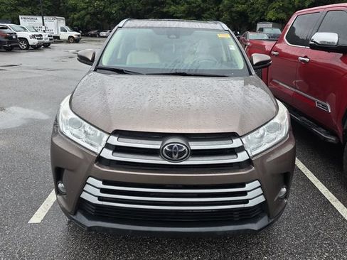Used 2018 Toyota Highlander XLE FWD image 2