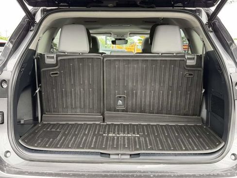 Used 2021 Toyota Highlander XLE AWD/4WD image 7