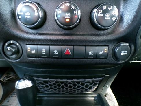 Used 2016 Jeep Wrangler Unlimited Rubicon image 25