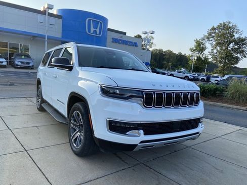 Used 2023 Jeep Wagoneer L Series II RWD image 2