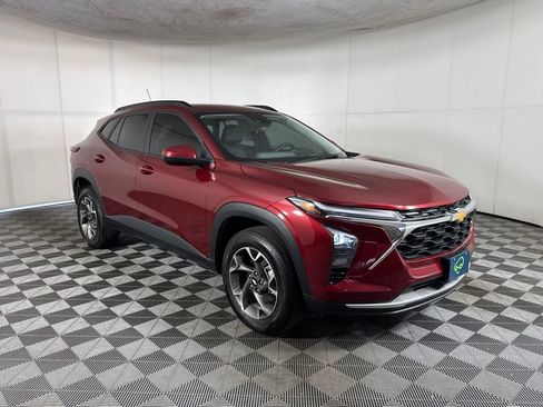 Certified 2024 Chevrolet Trax LT w/ Driver Confidence Package FWD image 3