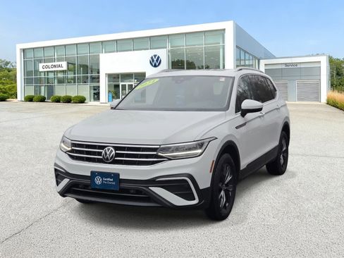 Certified 2024 Volkswagen Tiguan SE image 2