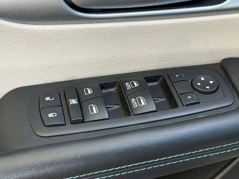 Used 2017 Chrysler Pacifica Platinum FWD image 13
