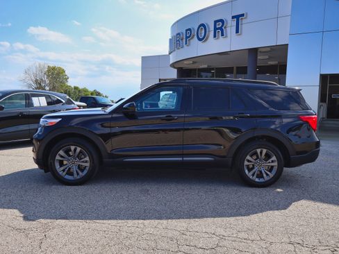 Used 2023 Ford Explorer XLT w/ Equipment Group 202A image 2