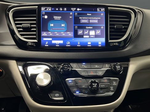 Used 2024 Chrysler Pacifica Touring-L FWD image 12
