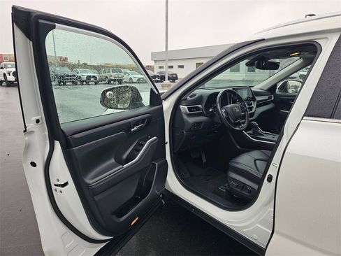 Used 2021 Toyota Highlander XLE image 18