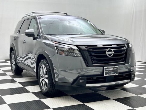 Used 2025 Nissan Pathfinder SL w/ Black Appearance Package image 2