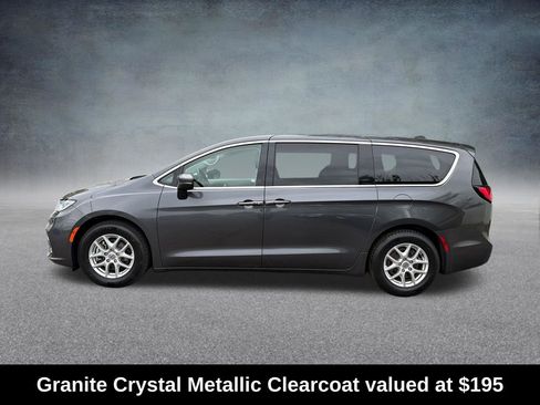 Used 2023 Chrysler Pacifica Touring-L FWD image 2